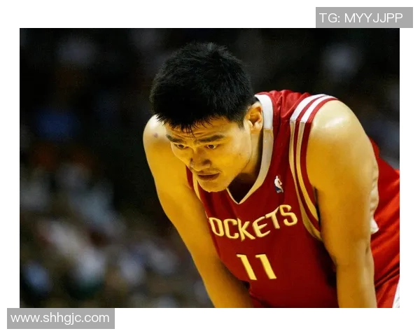 姚明高挑身影下的优雅投篮瞬间与篮球的完美交融